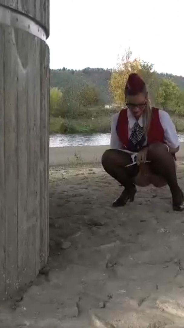 A cyclist caught me while a stewardess was giving me a blowjob in the park🖤