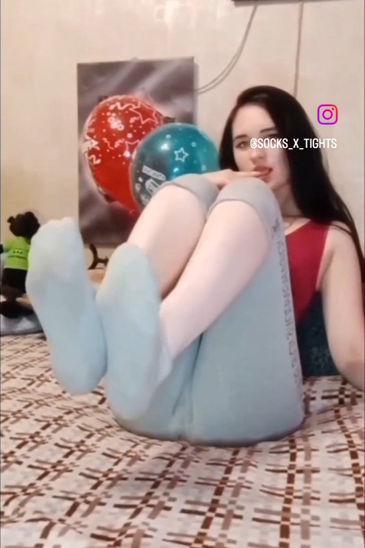 Brunette in leggings takes off her socks - FULL MOVIE