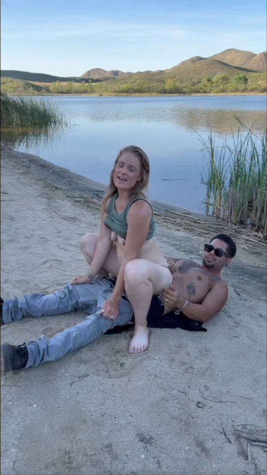 A young guy fucked me on the beach 🖤 I had sand in my pussy 🖤